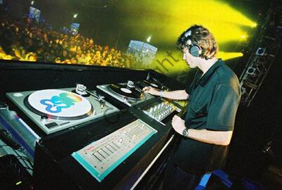 hernan_cattaneo_24-8-02-creamfields